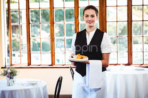 指尖上的藝術(shù) 餐飲服務(wù)中女服務(wù)員的多重角色